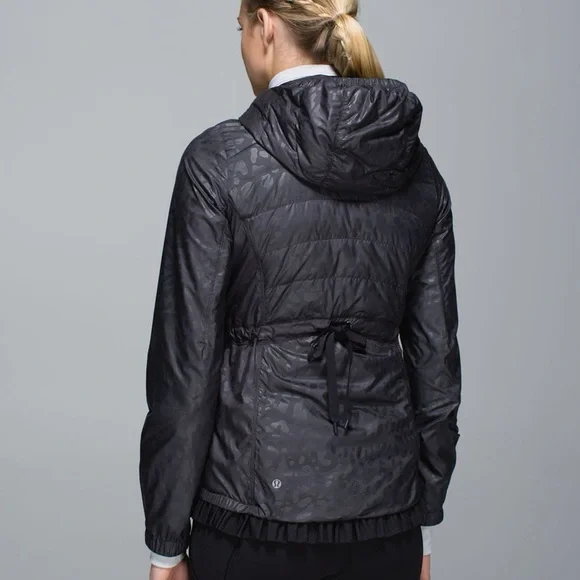 Lululemon Spring Fling Puffy Windbreaker Jacket Animal Swirl Black Size 4 - Picture 2 of 16